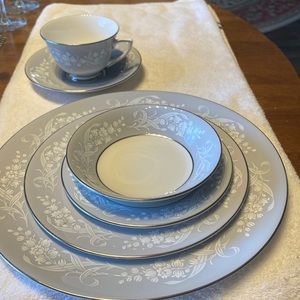 Royal Doulton Valleyfield pattern 6 piece place setting. Excellent condition